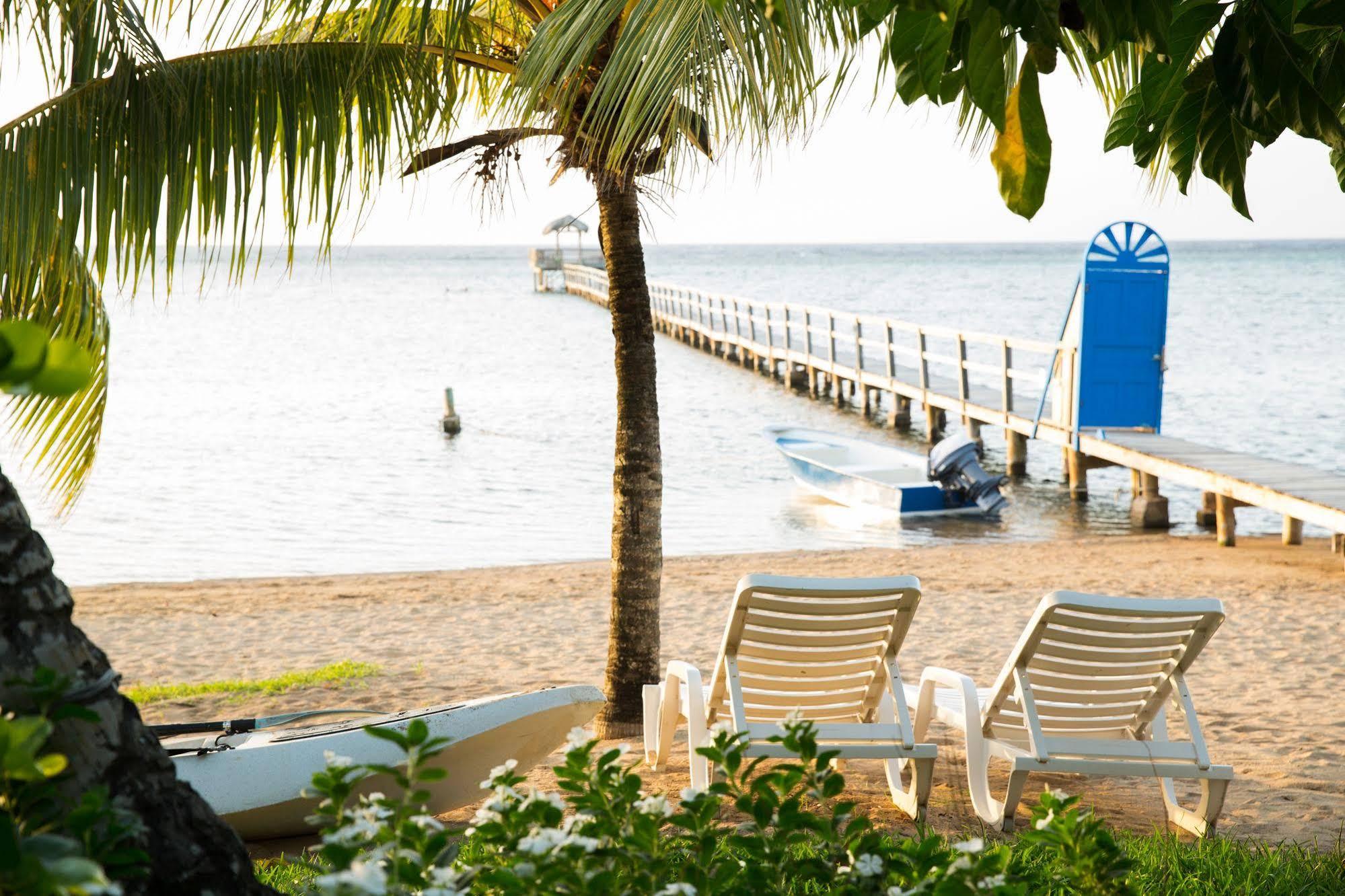 Puerta Azul Hotel Sandy Bay Bagian luar foto