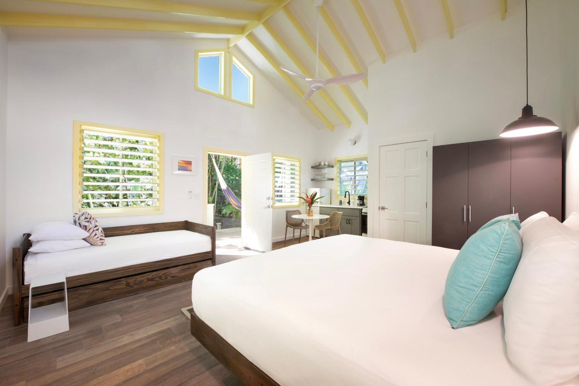 Puerta Azul Hotel Sandy Bay Bagian luar foto