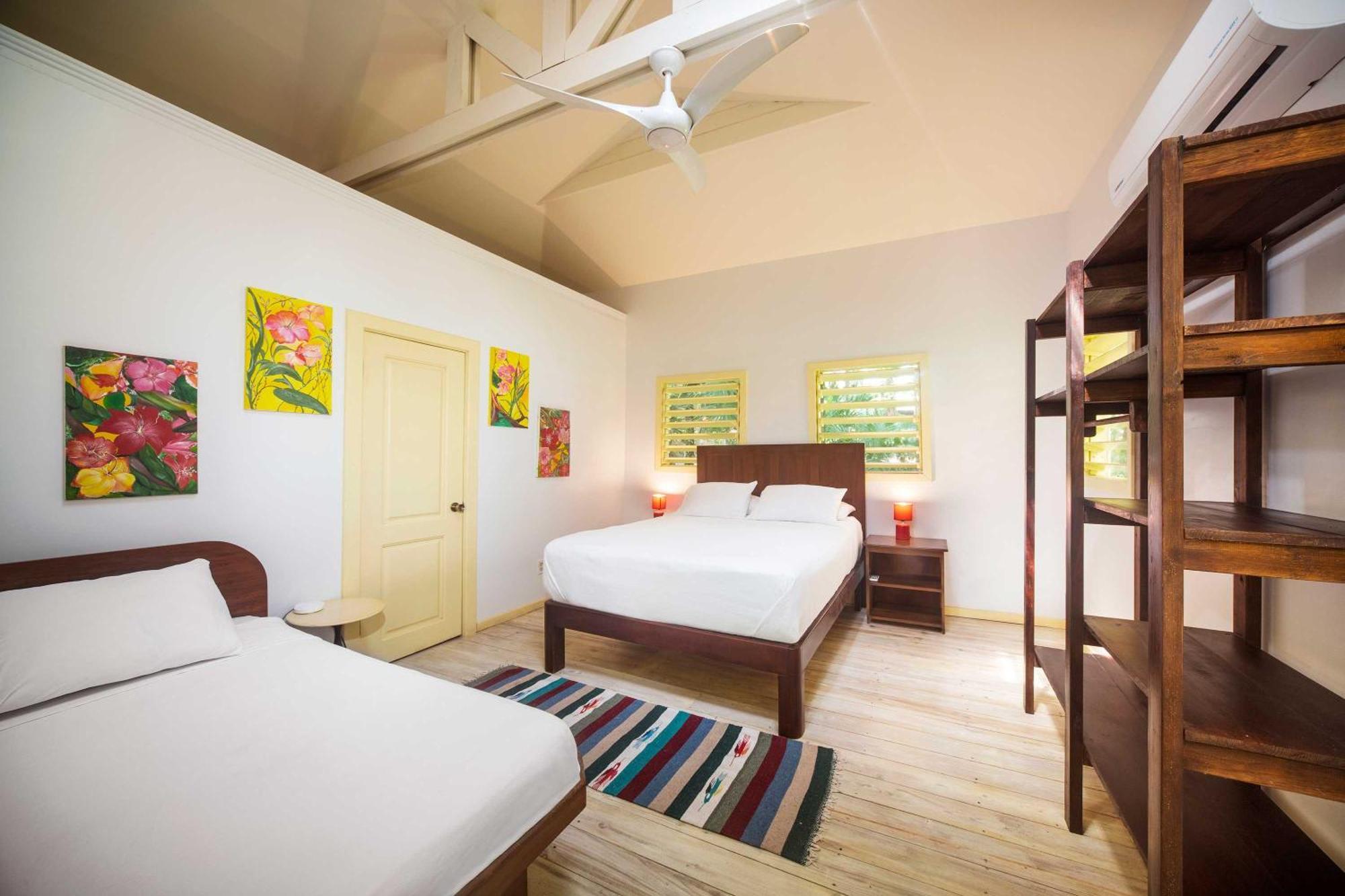 Puerta Azul Hotel Sandy Bay Bagian luar foto