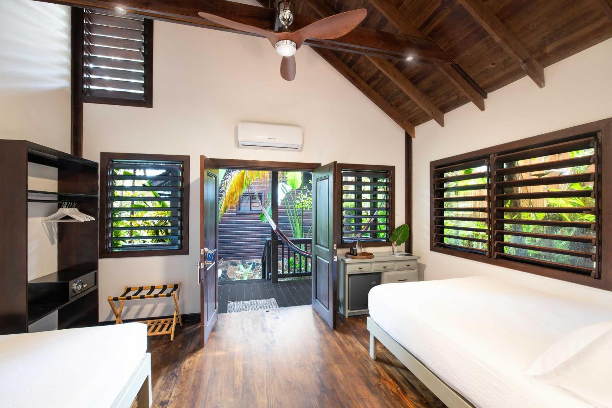 Puerta Azul Hotel Sandy Bay Bagian luar foto