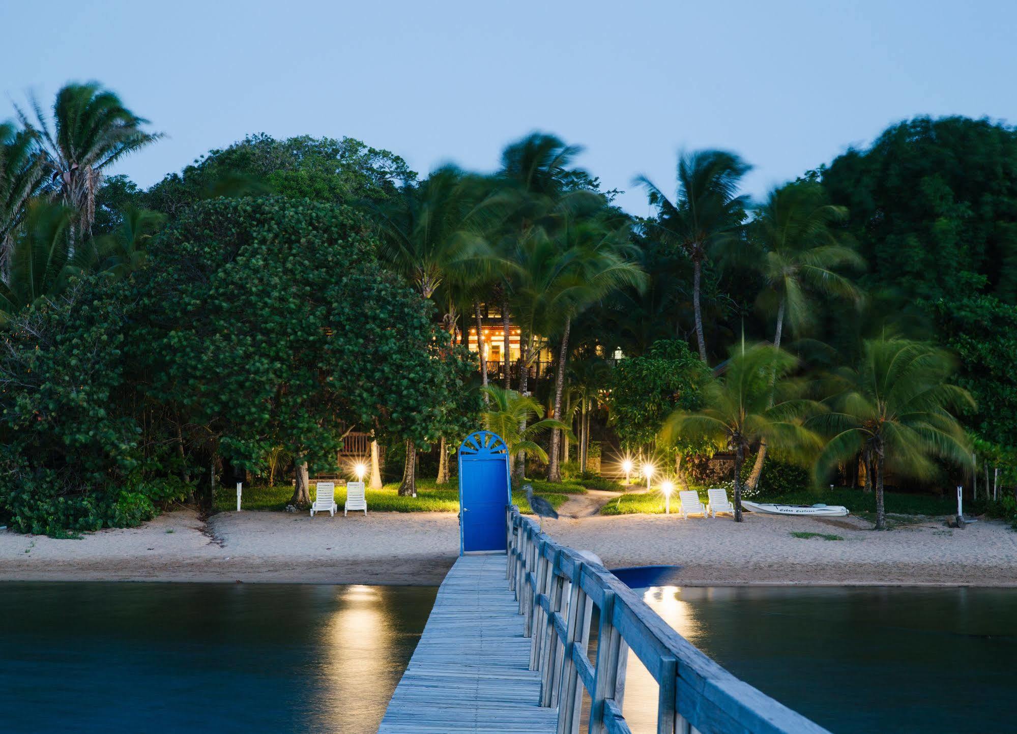 Puerta Azul Hotel Sandy Bay Bagian luar foto