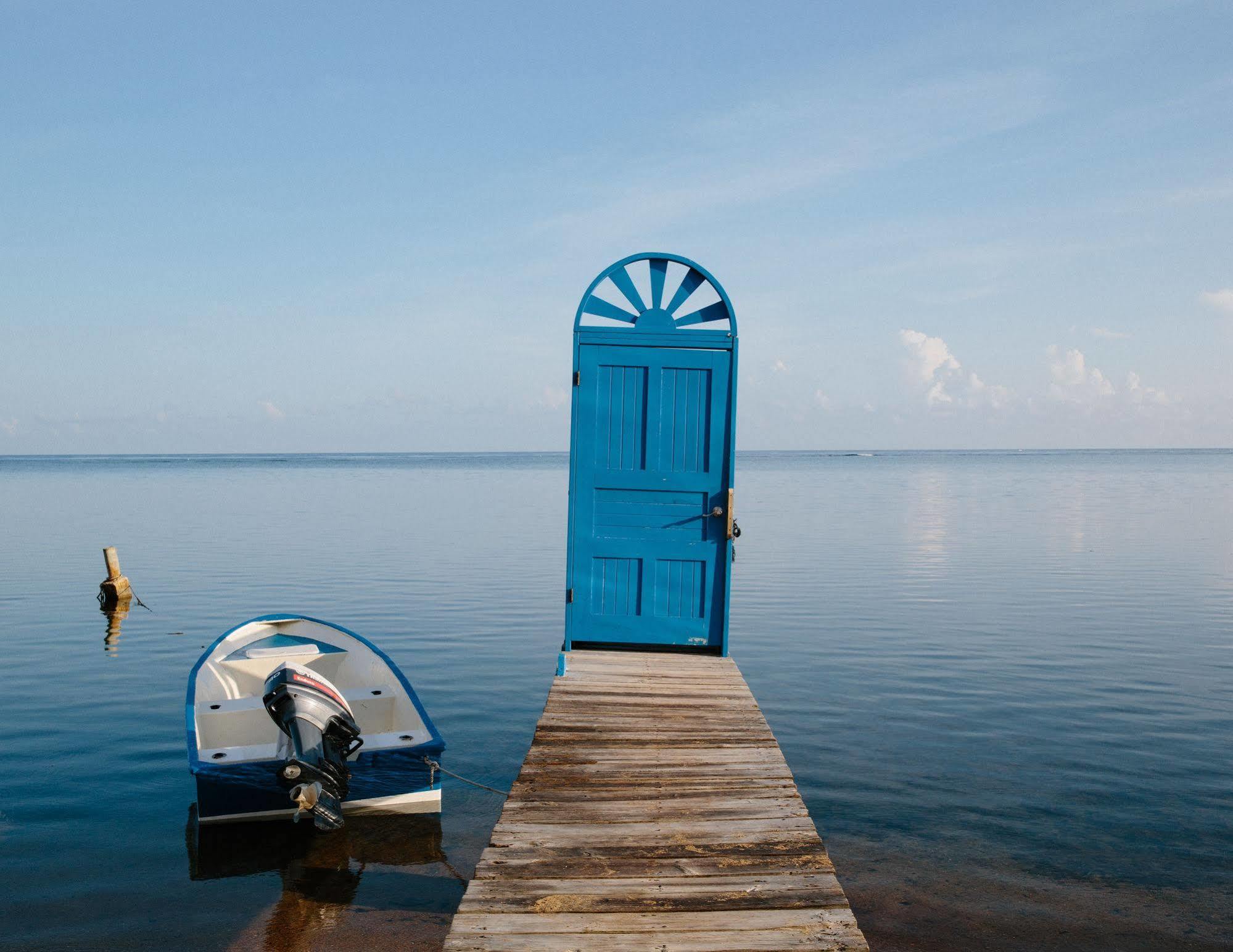 Puerta Azul Hotel Sandy Bay Bagian luar foto